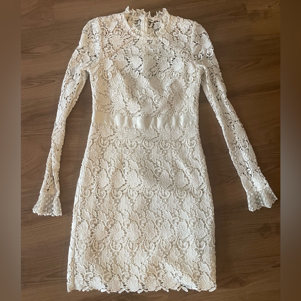 Stunning Monique Lhuillier Ivory Lace Sheath Dress. Size 8. Fits Like A Size 6.